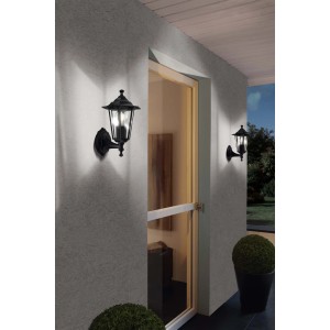 Lampade da parete per esterni t.b.t. nere in stile classico su una parete di casa.