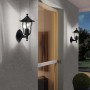 Lampade da parete per esterni t.b.t. nere in stile classico su una parete di casa.