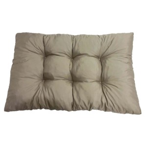 Cuscino da esterno beige trapuntato per mobili da giardino.