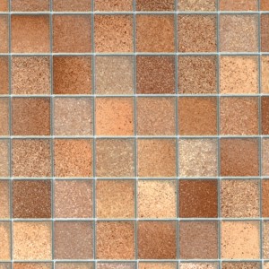 Dettaglio di una pellicola autoadesiva con motivo a mosaico marrone.