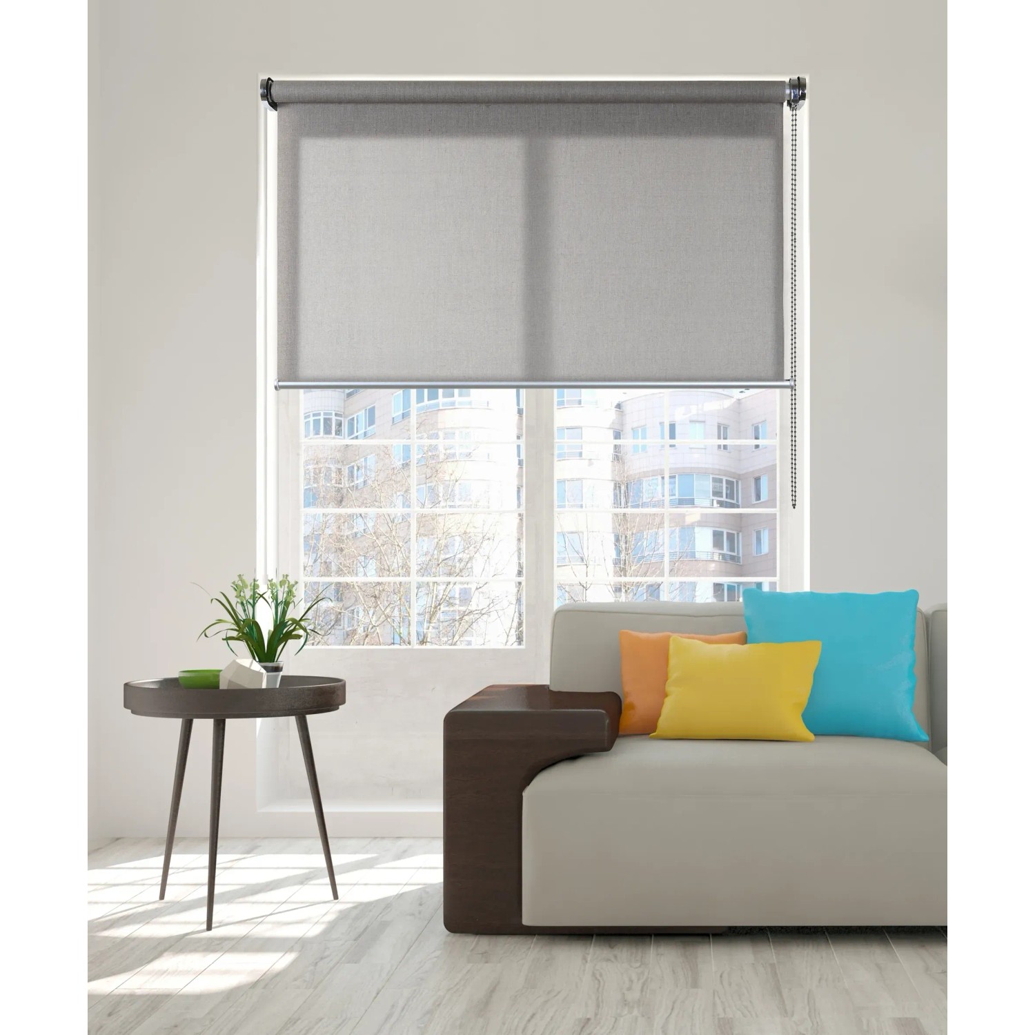 Tenda a rullo grigia della categoria Tende a rullo e a pacchetto davanti alla finestra nel soggiorno.