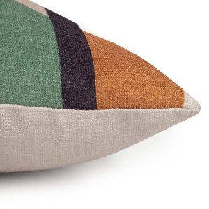 Cuscino decorativo a righe in verde, marrone e beige.
