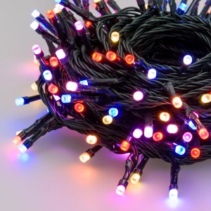 Catena luminosa per esterni con luci LED colorate.