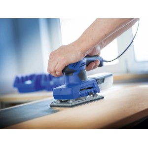 Levigatrice orbitale con fogli abrasivi LUX Comfort K120 in uso su legno.