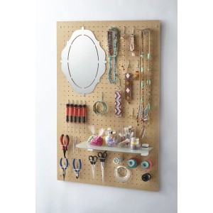 Pannello forato t.b.t. con attrezzi e gioielli come organizer da parete.