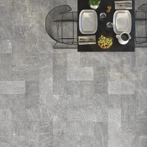 Piastrelle per esterni grigie t.b.t. con tavolo da pranzo e sedie dall'alto.