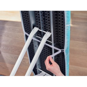 Dettaglio del copriasse da stiro Leifheit Thermo Reflect M fissato all'asse da stiro.