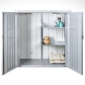 Armadio da terrazza Biohort Romeo Gr. L argento aperto con ripiani e accessori.