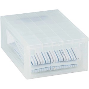 Contenitore/scatola trasparente t.b.t. con coperchio, riempito con vestiti.