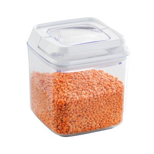 Contenitore quadrato trasparente con lenticchie rosse e coperchio bianco.