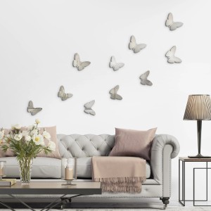 Decorazione da parete: adesivi murali a forma di farfalla argentata in soggiorno.