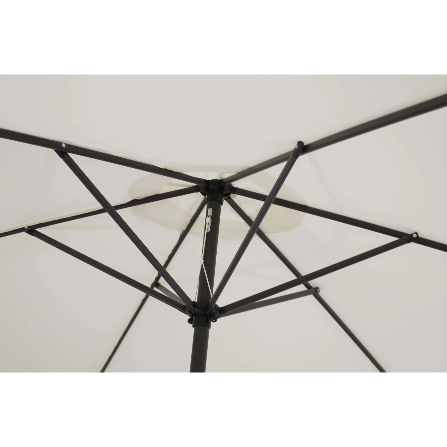 Dettaglio della struttura di un ombrellone da balcone bianco. Costruzione robusta per l'ombra.