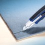 Cutter LUX Comfort 100 mm taglia tessuto grigio. Coltello universale con manico blu.