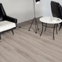 Pavimento in laminato chiaro con struttura in legno di rovere in un ambiente domestico con mobili.