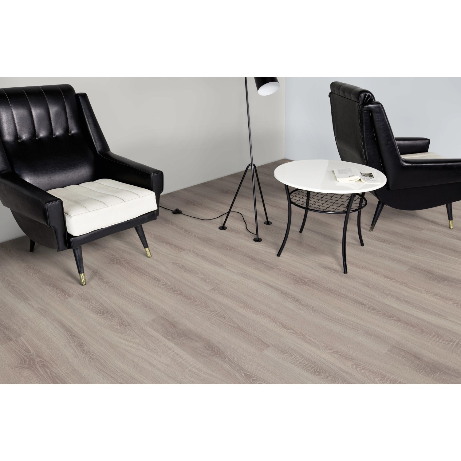 Pavimento in laminato chiaro con struttura in legno di rovere in un ambiente domestico con mobili.