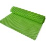 Tappetino antiscivolo verde arrotolato per l'organizzazione dei mobili da cucina.