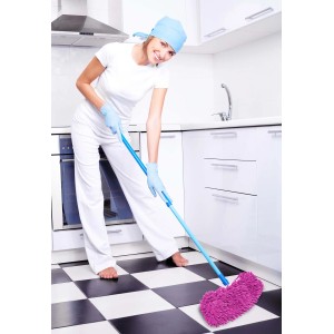 Donna che pulisce un pavimento a scacchi in cucina con un mocio rosa.