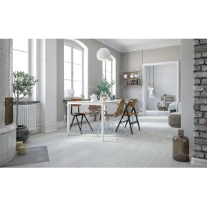 Stanza luminosa con pavimento in vinile installato. Dettaglio del pavimento in vinile.