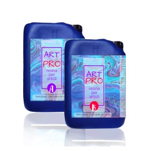 Due taniche blu di stucco speciale t.b.t. per forniture artistiche.