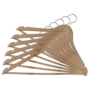 Diversi appendiabiti t.b.t. in legno per l'armadio.