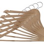 Diversi appendiabiti t.b.t. in legno per l'armadio.