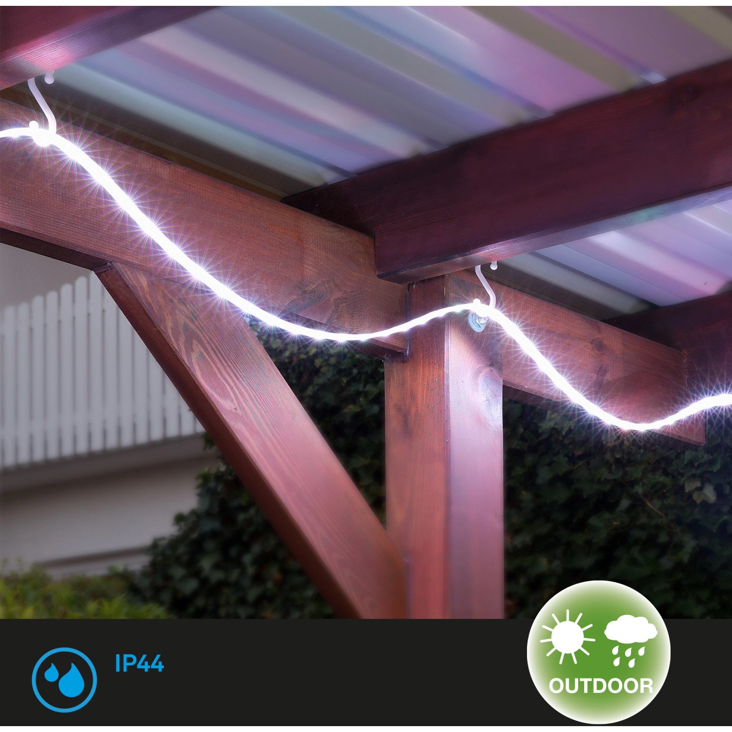 Striscia LED flessibile da esterno 3 m, luce bianca, fissata a struttura in legno.