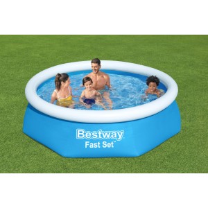 Piscina fuori terra Bestway Fast Set blu (Ø 244 cm) con famiglia in giardino.