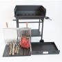 Barbecue a carbonella t.b.t. con accessori: griglia, carbone, legna, ripiano e vassoio.