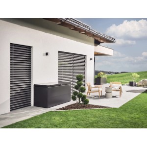 Biohort Loungebox 160 grigio scuro metallizzato su patio. Box universale per cuscini e attrezzi da giardino.