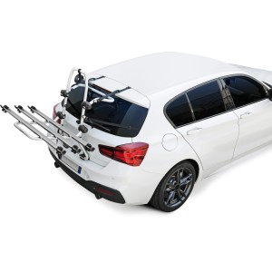 t.b.t. portabiciclette per 3 bici sul retro di un'auto bianca.
