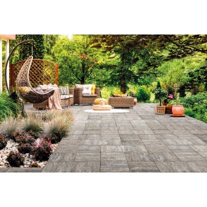 Terrazza con pavimentazione per esterno t.b.t. e mobili da giardino nel verde.