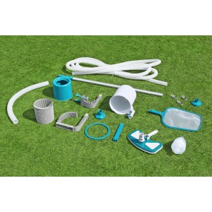 Set per la pulizia della piscina t.b.t., composto da vari utensili per la pulizia delle piscine.