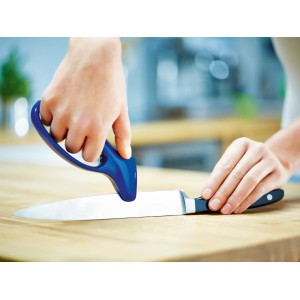 Affilacoltelli LUX in azione: coltello affilato con affilacoltelli blu su tagliere di legno.