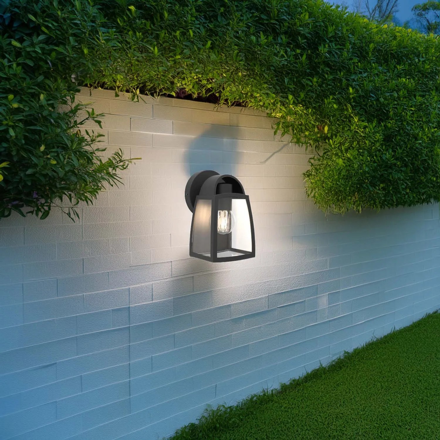 Moderna applique LED da esterno nera su muro bianco.