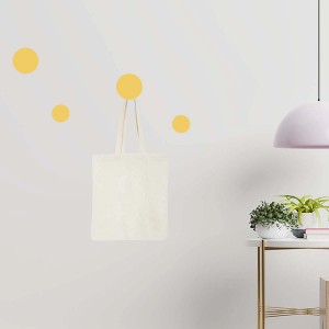 t.b.t. guardaroba con borsa di tela su ganci a muro gialli.