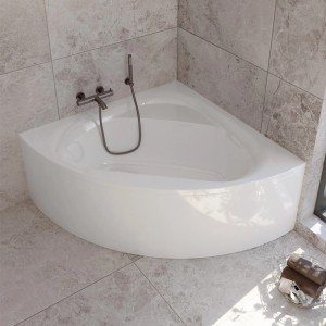 Vasca angolare bianca con rubinetteria e doccetta su piastrelle grigie.