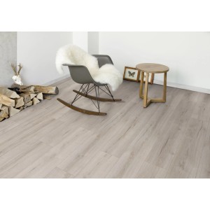 Laminato Kaindl Poseidon Bali Oak, resistente all'acqua, 7mm. Soggiorno con pavimento in laminato chiaro effetto legno.