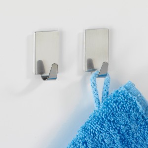 Wenko set di 4 ganci rettangolari, acciaio inox lucido, uno con asciugamano blu.