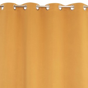 Tenda ocra con occhielli per decorazione domestica.