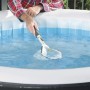 Persona pulisce piscina con retino. Accessori per piscina.