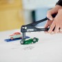 Pinza per rivetti Rapid RP10 con rivetti in azione, pinze per rivettare materiali.