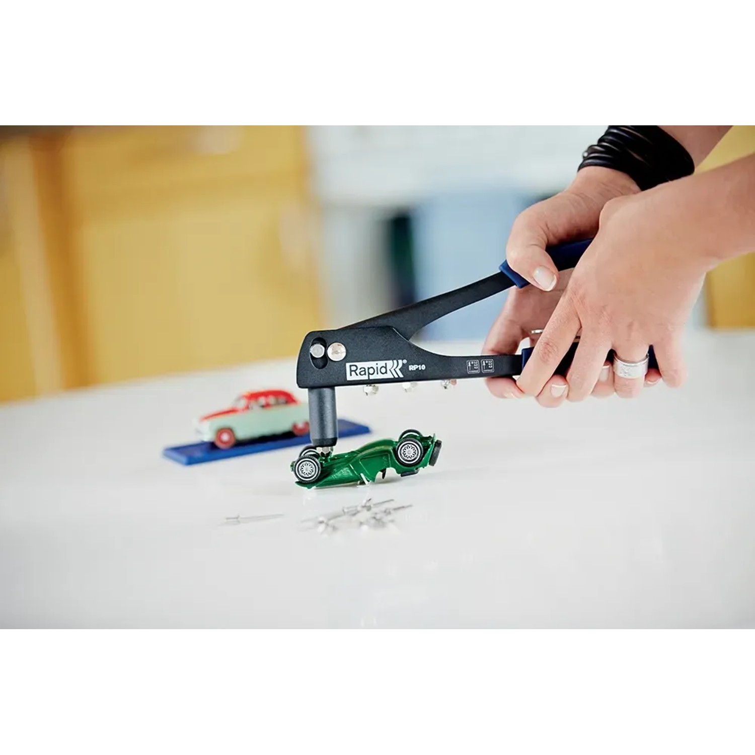 Pinza per rivetti Rapid RP10 con rivetti in azione, pinze per rivettare materiali.