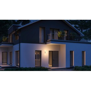 Moderna lampada da esterno Steinel L 30 antracite su parete di casa. Design compatto, luce soffusa.