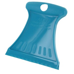 Raschietto per ghiaccio blu con manico e bordo raschiante per sbrinare i finestrini.