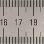 Righello in metallo con scala in centimetri e pollici per misurazioni precise.