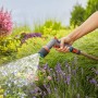 Gardena Comfort Cleaning Sprayer ecoPulse™ in azione: irrigazione di fiori in giardino.