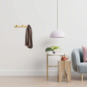 Appendiabiti in legno con giacca, parte di un design moderno della stanza.