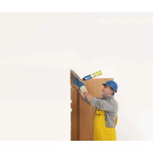 Artigiano che applica silicone/sigillante a un telaio di porta.