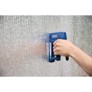 Cucitrice sparachiodi blu "t.b.t." in uso su una parete.