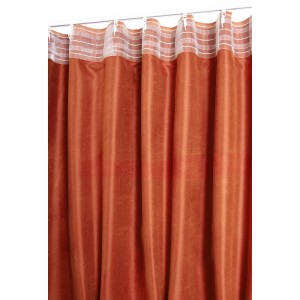 Tenda in tessuto arancione con sospensione a binario.